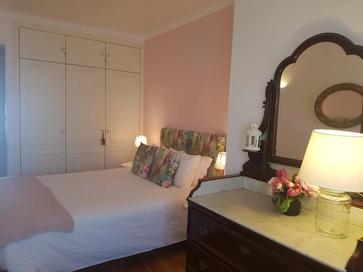 Espaçoso apartamento junto ao metro Lisboa 0*,