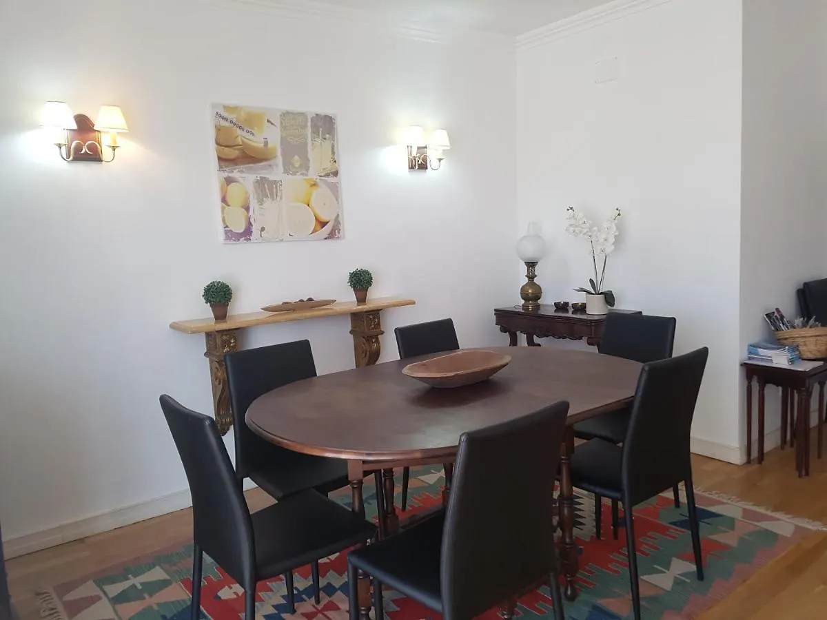 Espacoso Apartamento Junto Ao Metro Lisboa