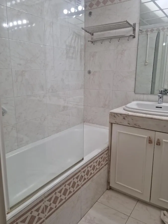 Espacoso Apartamento Junto Ao Metro Lisbon Apartment